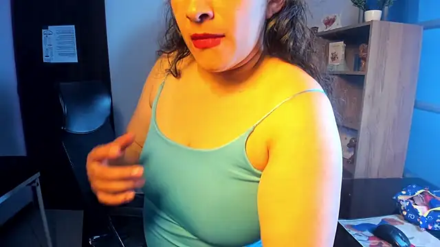 LeilaSmith  online show from 06/02/26, 11:45