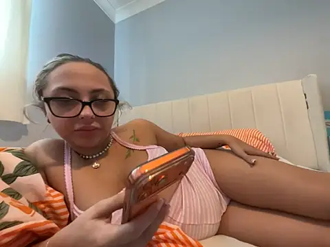 petitelucyXoxx online show from 05/07/26, 09:14