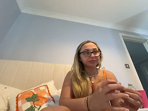 petitelucyXoxx online show from 05/18/26, 06:03