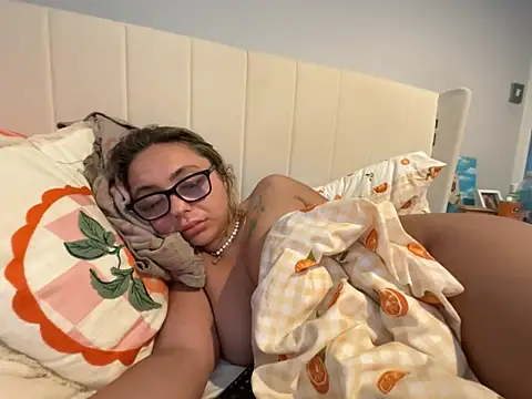 petitelucyXoxx online show from 06/24/26, 04:33