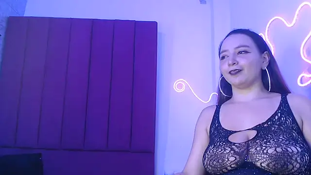 Mia2xsmith online show from 06/18/26, 08:47