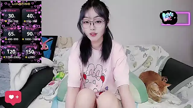 Snapshot of baby-yaya20 chatting on 10/31/25, 12:44 baby-yaya20 online show from 10/31/25, 12:44