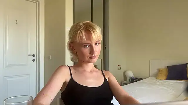 Snapshot of Evylenn chatting on 07/09/26, 04:22 Evylenn online show from 07/09/26, 04:22