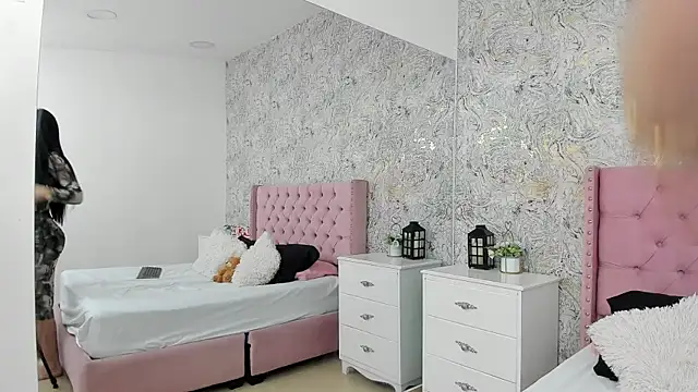 PaolaSanz online show from 10/04/25, 11:41