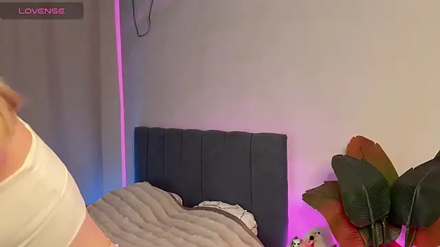 Snapshot of minicleo chatting on 09/18/25, 04:20 minicleo online show from 09/18/25, 04:20