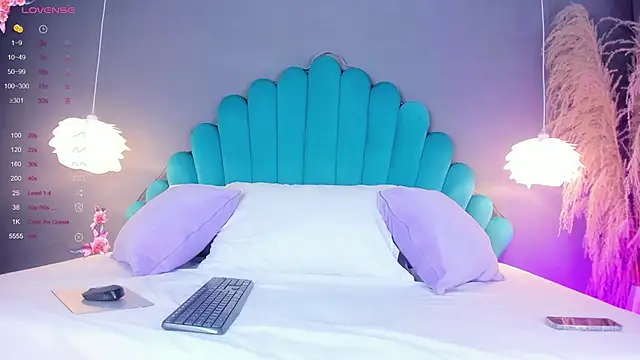 LunaBloomn online show from 10/21/25, 05:13