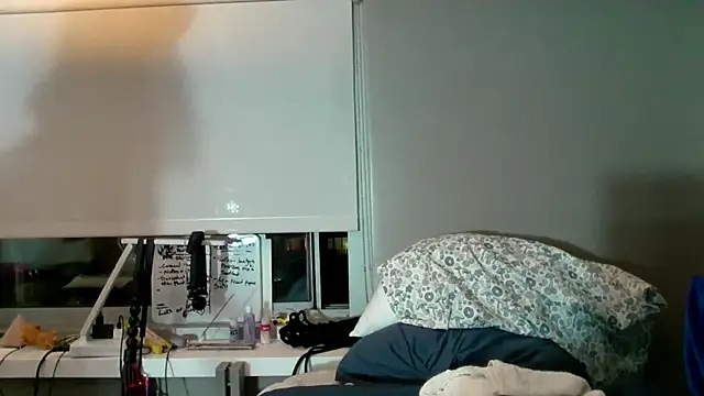 Snapshot of cuddlyavenue chatting on 10/13/25, 01:38 cuddlyavenue online show from 10/13/25, 01:38