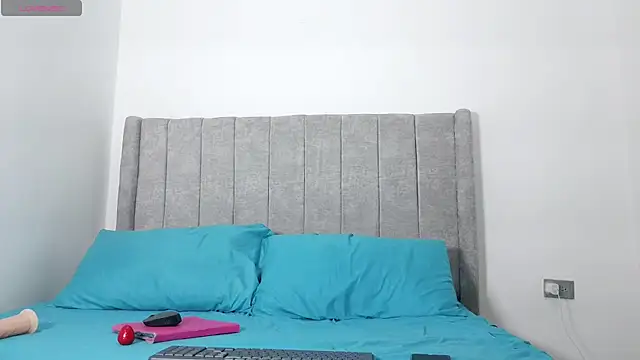 Snapshot of Marianah10 chatting on 09/15/25, 11:27 Marianah10 online show from 09/15/25, 11:27