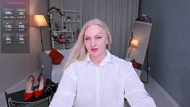 Nina Devillle online show from 12/15/25, 02:43