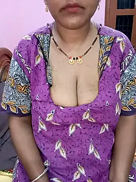 Snapshot of KannadaTamilTeluguBeauty chatting on 05/04/26, 04:36 KannadaTamilTeluguBeauty online show from 05/04/26, 04:36