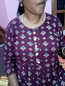 Snapshot of KannadaTamilTeluguBeauty chatting on 05/16/26, 03:33 KannadaTamilTeluguBeauty online show from 05/16/26, 03:33