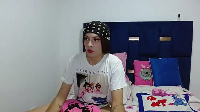 Snapshot of PinkLuna_LolaBloom chatting on 05/03/26, 03:23 PinkLuna LolaBloom online show from 05/03/26, 03:23