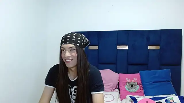 Snapshot of PinkLuna_LolaBloom chatting on 05/08/26, 03:56 PinkLuna LolaBloom online show from 05/08/26, 03:56