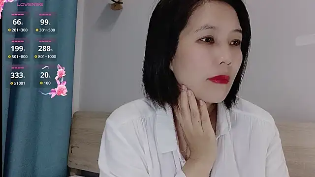 Snapshot of Miraitowa_ chatting on 05/11/26, 10:40 Miraitowa online show from 05/11/26, 10:40
