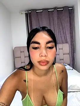 Snapshot of karolaalcendra chatting on 10/17/25, 04:15 karolaalcendra online show from 10/17/25, 04:15