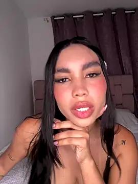 Snapshot of karolaalcendra chatting on 10/24/25, 04:31 karolaalcendra online show from 10/24/25, 04:31