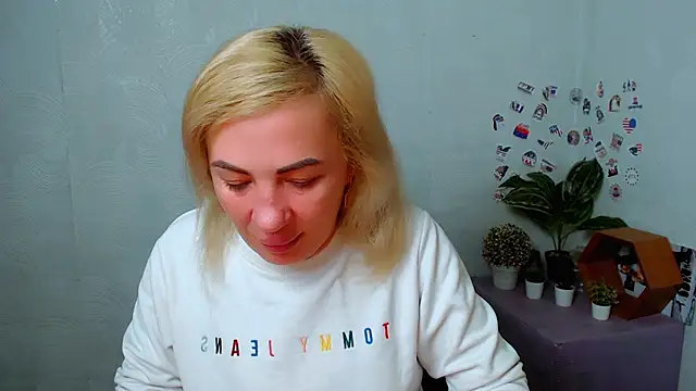 EmmaCat  online show from 12/16/25, 05:23