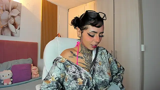 KoraRousee online show from 10/25/25, 01:40