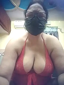Snapshot of thehotlady chatting on 06/06/26, 03:11 thehotlady online show from 06/06/26, 03:11