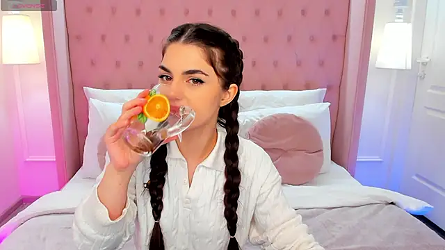 Snapshot of HelenTiny chatting on 11/07/25, 01:22 HelenTiny online show from 11/07/25, 01:22