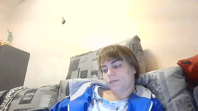 Snapshot of Loriven chatting on 10/06/25, 07:22 Loriven online show from 10/06/25, 07:22