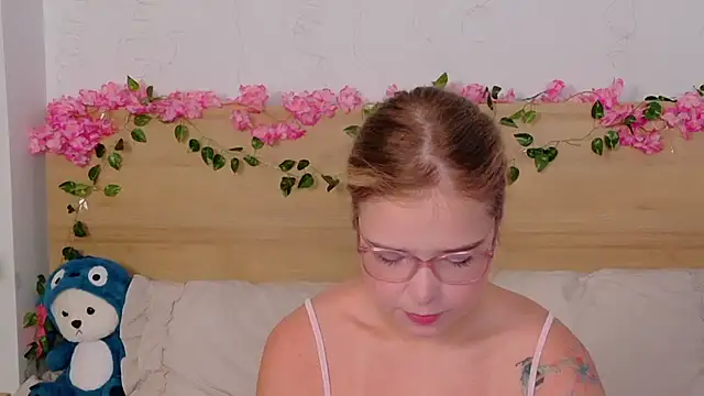 Lilith Bonheur online show from 10/26/25, 08:15