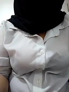 Snapshot of elif25 chatting on 10/21/25, 07:47 elif25 online show from 10/21/25, 07:47