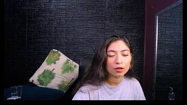 Snapshot of Lizzie_Collin chatting on 10/18/25, 01:45 Lizzie Collin online show from 10/18/25, 01:45