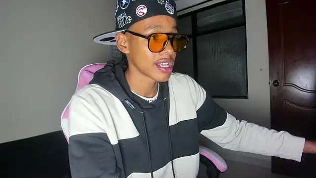 Snapshot of jordan_mm420 chatting on 11/24/25, 03:17 jordan mm420 online show from 11/24/25, 03:17