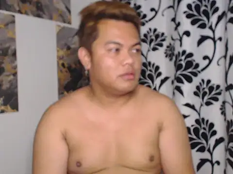 Snapshot of Gayasianzowe chatting on 09/17/25, 04:03 Gayasianzowe online show from 09/17/25, 04:03