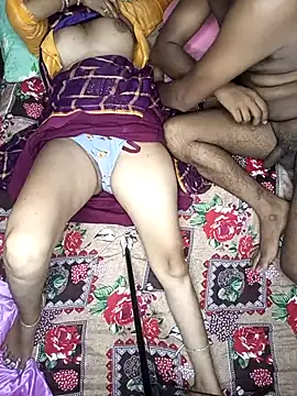 Snapshot of Romantic_couple89 chatting on 09/24/25, 04:43 Romantic couple89 online show from 09/24/25, 04:43