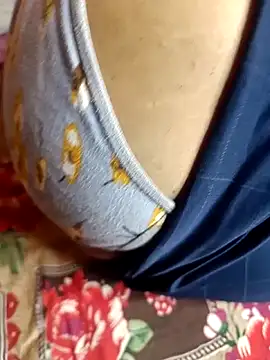 Snapshot of Romantic_couple89 chatting on 10/06/25, 04:48 Romantic couple89 online show from 10/06/25, 04:48