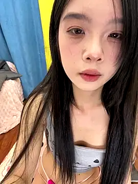 qiqi x online show from 11/19/25, 12:49