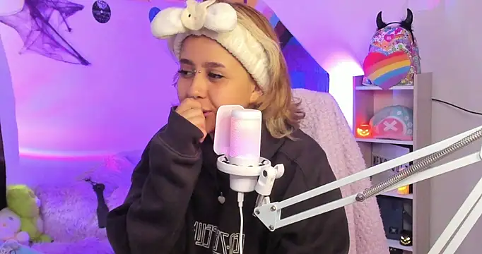 NekoWaifu online show from 10/04/25, 01:09