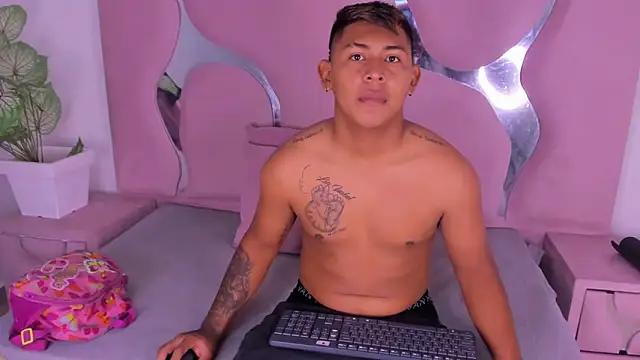 Snapshot of Mikeandmoonasm chatting on 11/12/25, 01:00 Mikeandmoonasm online show from 11/12/25, 01:00