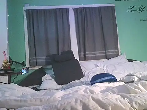 Snapshot of versatilevortex chatting on 11/16/25, 02:06 versatilevortex online show from 11/16/25, 02:06