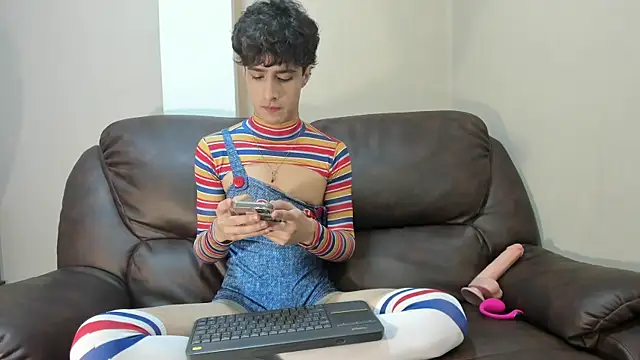 Snapshot of Xam_Collen chatting on 10/31/25, 02:18 Xam Collen online show from 10/31/25, 02:18