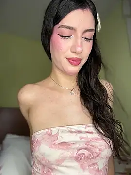 Snapshot of Emily-hottson chatting on 07/19/26, 11:19 Emily-hottson online show from 07/19/26, 11:19