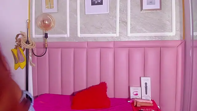 HoollyHendrix online show from 02/09/26, 08:24