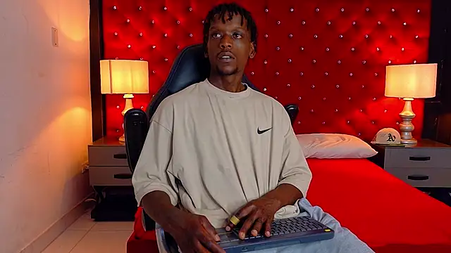 Snapshot of SkylerBigxxx chatting on 09/19/25, 04:03 SkylerBigxxx online show from 09/19/25, 04:03