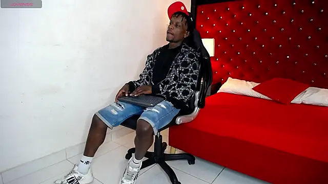 Snapshot of SkylerBigxxx chatting on 09/22/25, 03:19 SkylerBigxxx online show from 09/22/25, 03:19