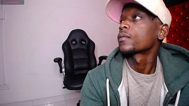 Snapshot of SkylerBigxxx chatting on 09/25/25, 03:54 SkylerBigxxx online show from 09/25/25, 03:54