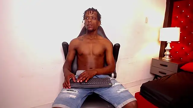 Snapshot of SkylerBigxxx chatting on 11/05/25, 03:39 SkylerBigxxx online show from 11/05/25, 03:39