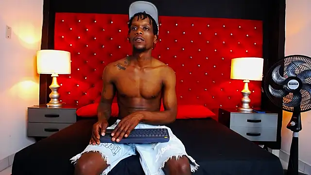 Snapshot of SkylerBigxxx chatting on 11/07/25, 03:50 SkylerBigxxx online show from 11/07/25, 03:50