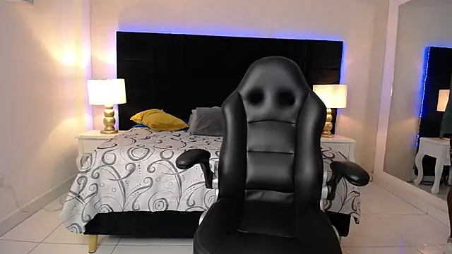 Snapshot of SkylerBigxxx chatting on 04/20/26, 04:15 SkylerBigxxx online show from 04/20/26, 04:15