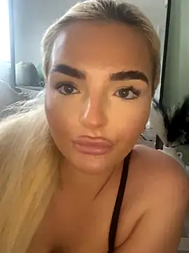 Snapshot of BelleXx chatting on 09/19/25, 01:45 BelleXx online show from 09/19/25, 01:45