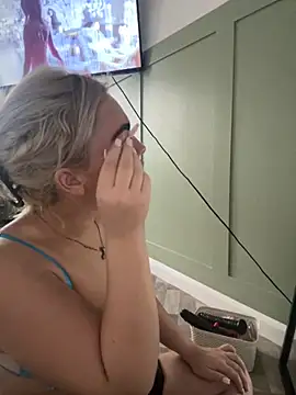 Snapshot of BelleXx chatting on 10/17/25, 02:08 BelleXx online show from 10/17/25, 02:08