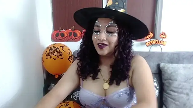 Gia Dior online show from 10/31/25, 10:44