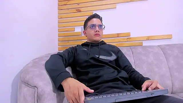 Snapshot of axel_vega chatting on 09/19/25, 07:14 axel vega online show from 09/19/25, 07:14