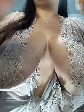 Snapshot of LucyDiamonds1 chatting on 05/02/26, 11:10 LucyDiamonds1 online show from 05/02/26, 11:10